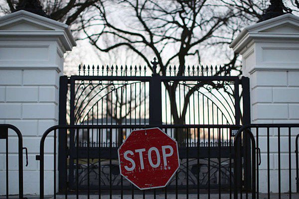 white-house-barricades